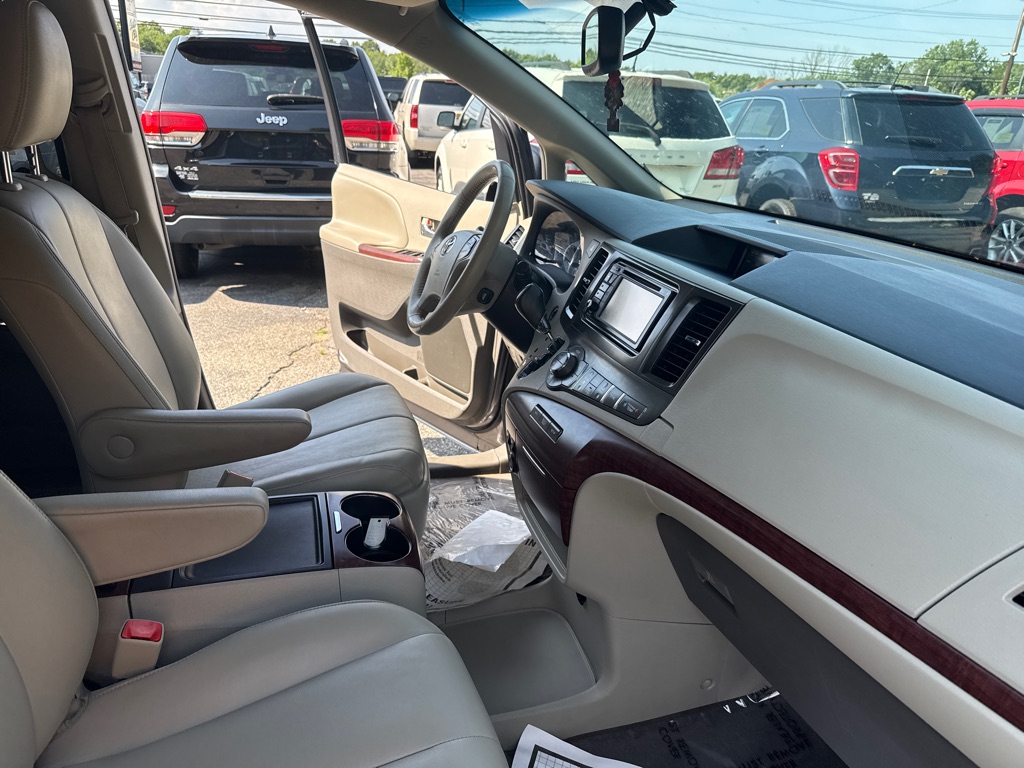 Photo 41 of this TOYOTA SIENNA