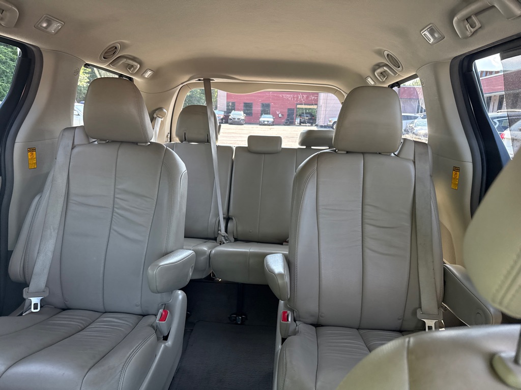 Photo 28 of this TOYOTA SIENNA