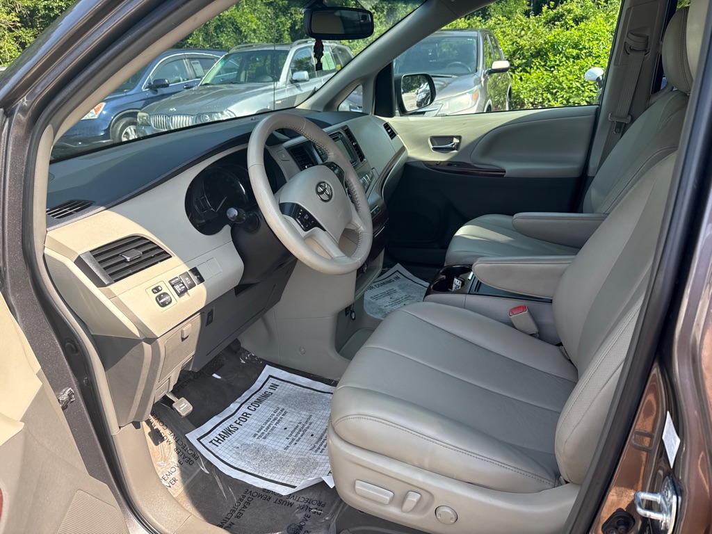 Photo 6 of this TOYOTA SIENNA