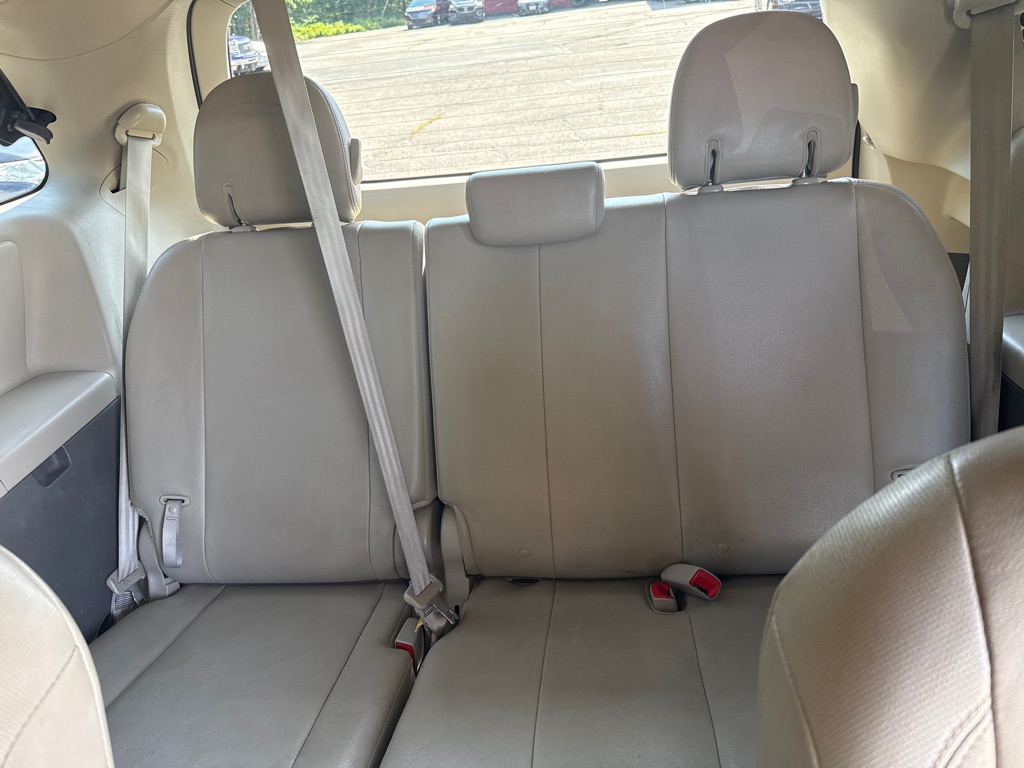 Photo 32 of this TOYOTA SIENNA