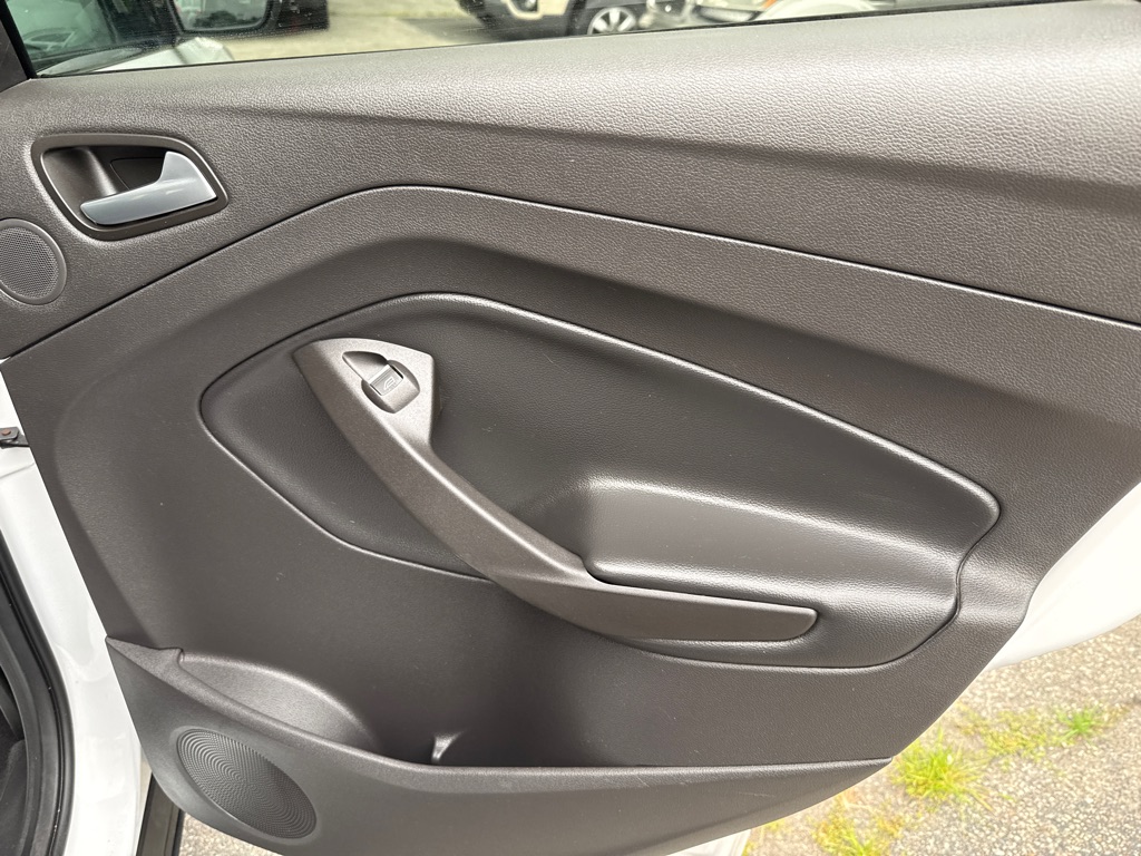 Photo 30 of this FORD ESCAPE SE TECH