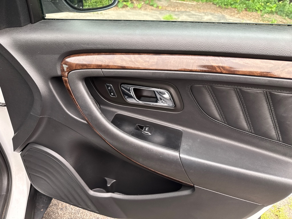 Photo 29 of this FORD TAURUS