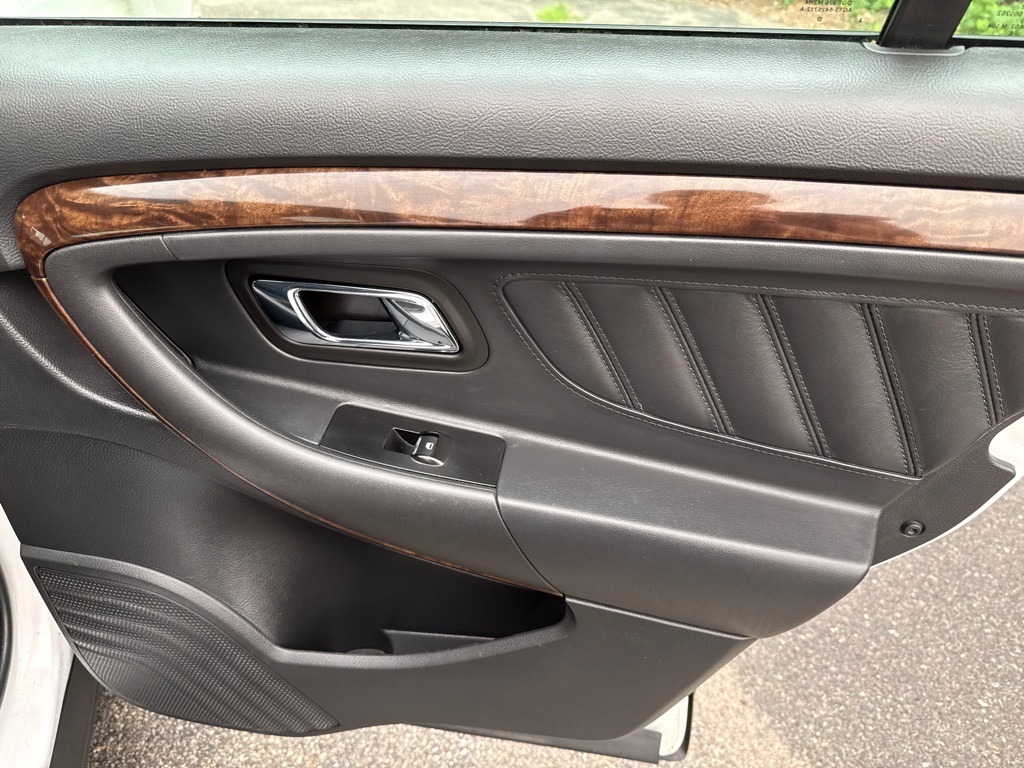 Photo 27 of this FORD TAURUS
