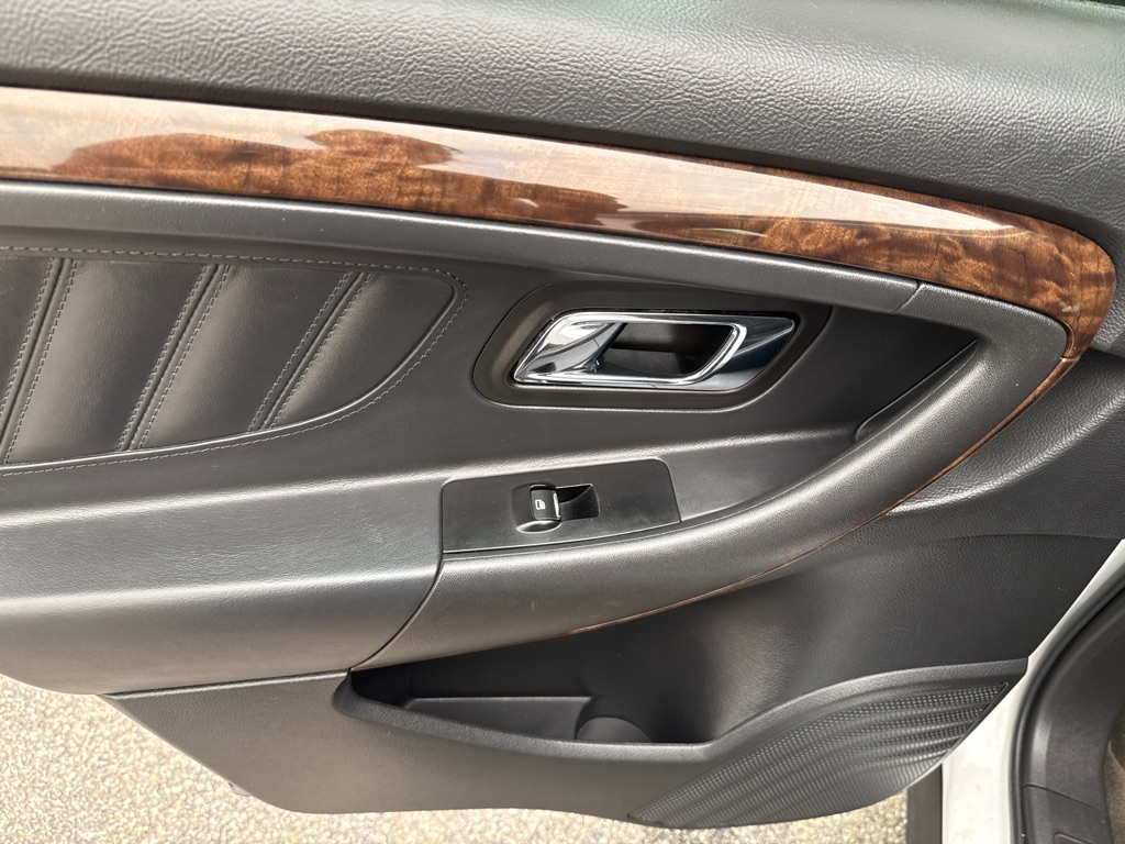 Photo 23 of this FORD TAURUS