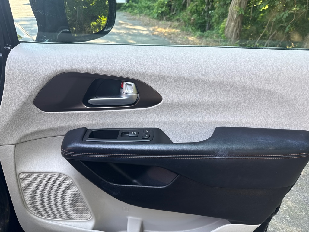 Photo 39 of this CHRYSLER PACIFICA