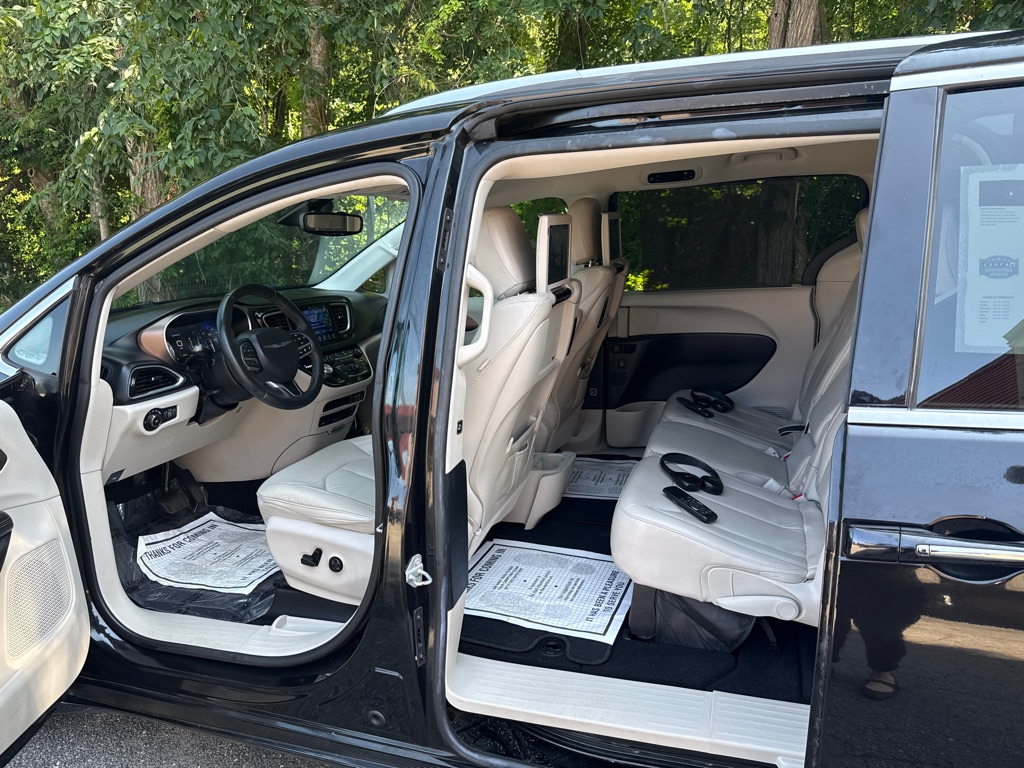 Photo 5 of this CHRYSLER PACIFICA
