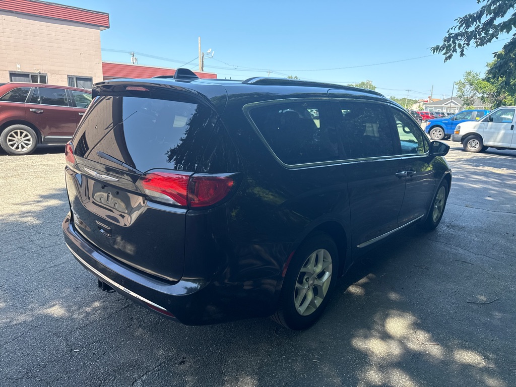 Photo 2 of this CHRYSLER PACIFICA