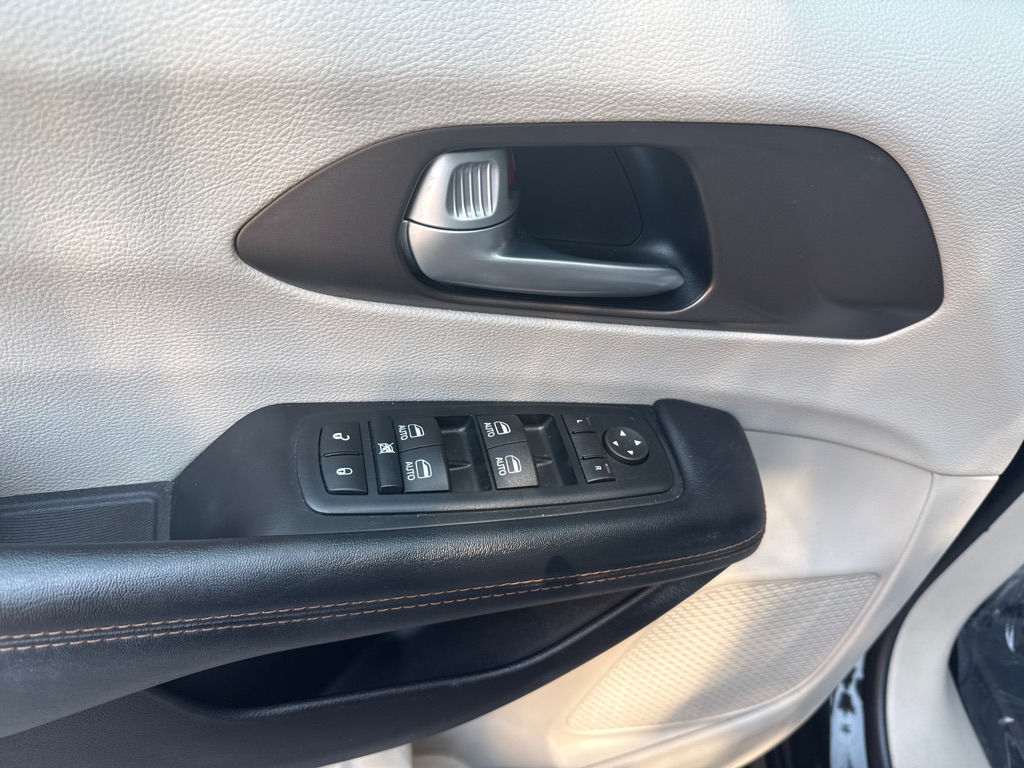 Photo 6 of this CHRYSLER PACIFICA