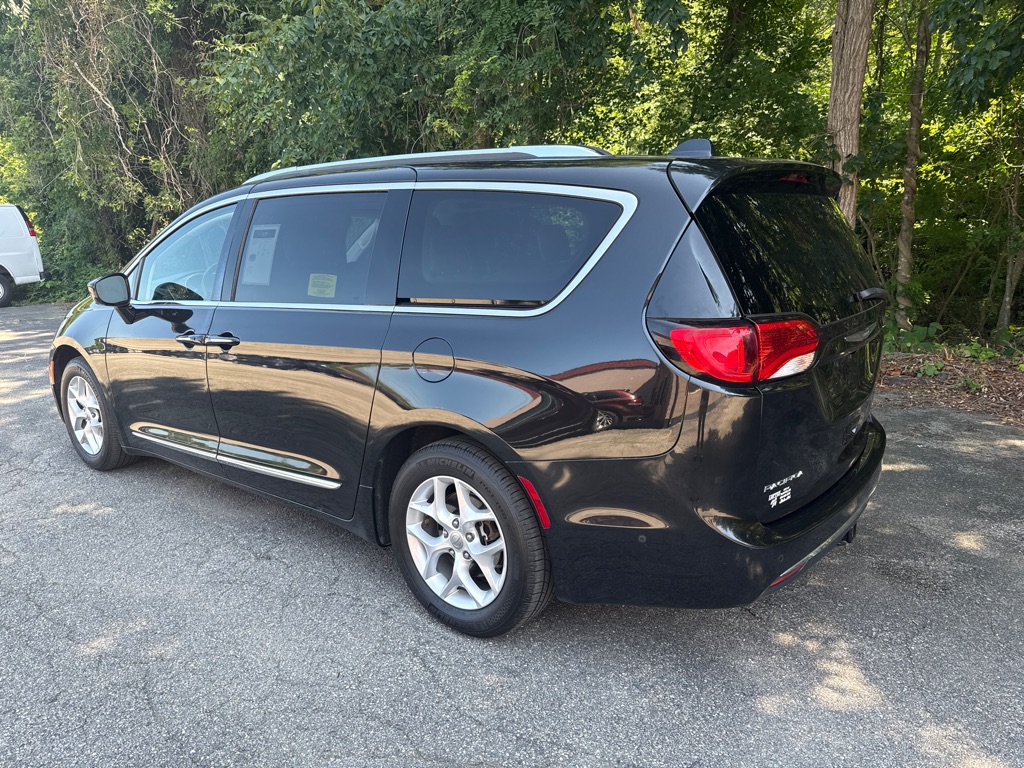 Photo 3 of this CHRYSLER PACIFICA