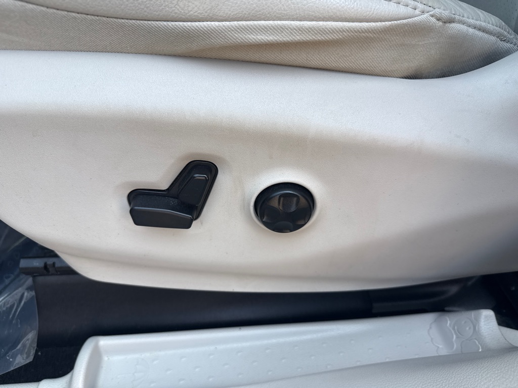 Photo 7 of this CHRYSLER PACIFICA
