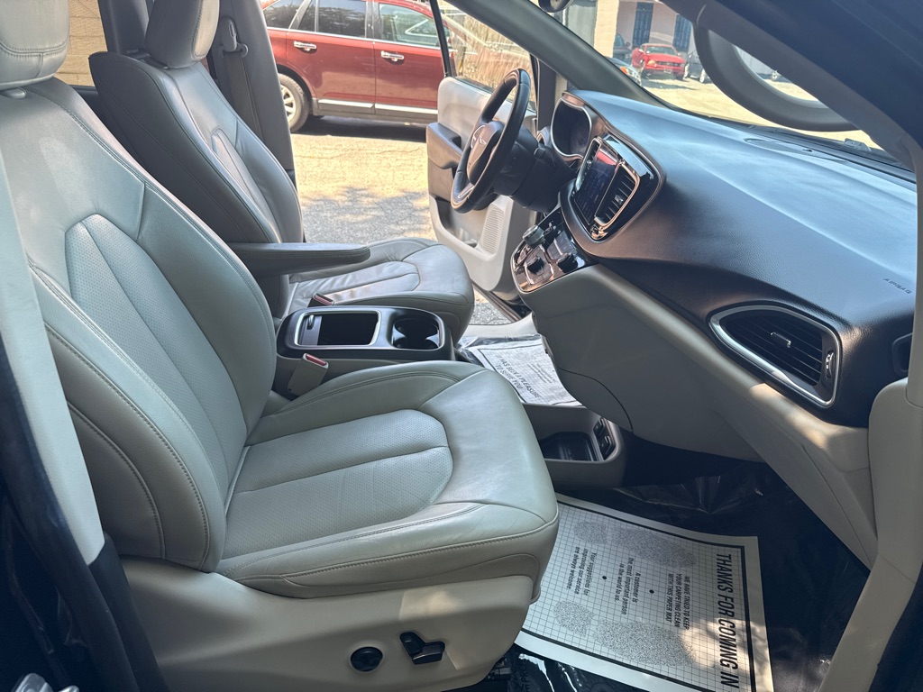 Photo 41 of this CHRYSLER PACIFICA