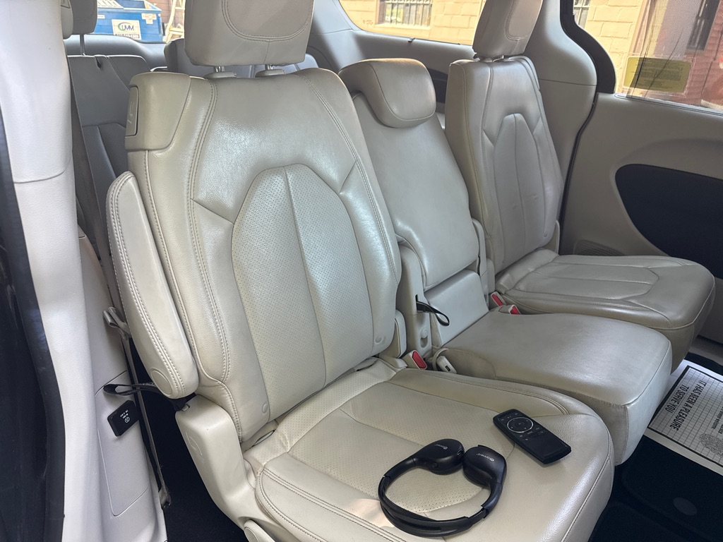Photo 35 of this CHRYSLER PACIFICA