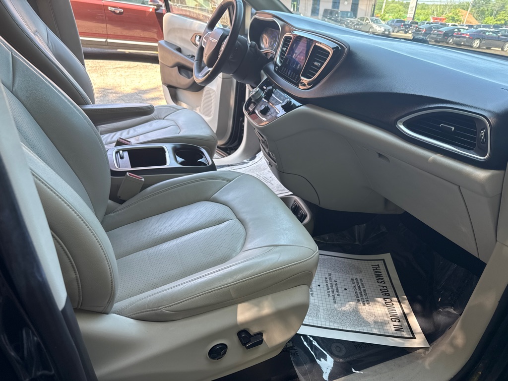 Photo 38 of this CHRYSLER PACIFICA