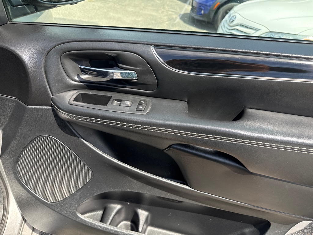 Photo 26 of this DODGE GRAND CARAVAN