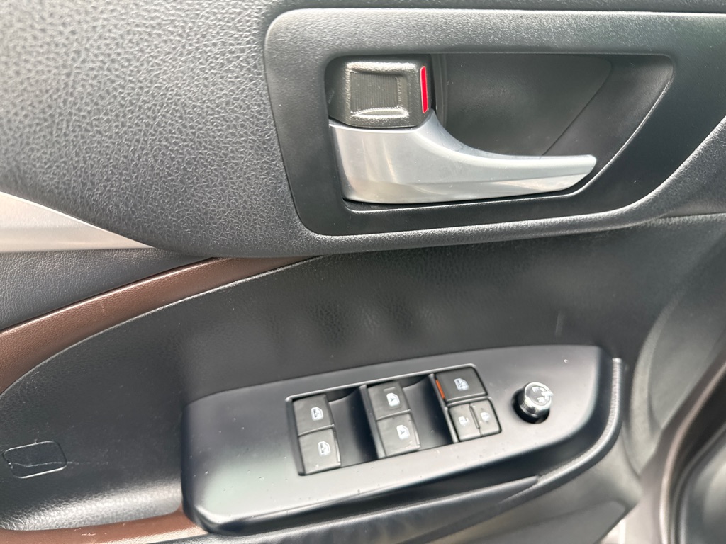 Photo 8 of this TOYOTA HIGHLANDER