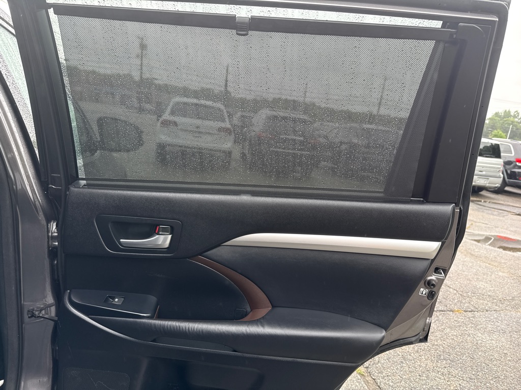 Photo 32 of this TOYOTA HIGHLANDER