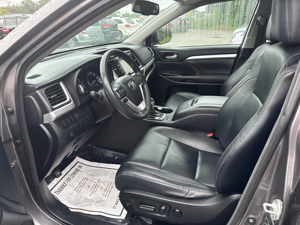 Photo 7 of this TOYOTA HIGHLANDER