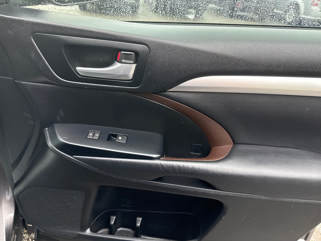 Photo 34 of this TOYOTA HIGHLANDER
