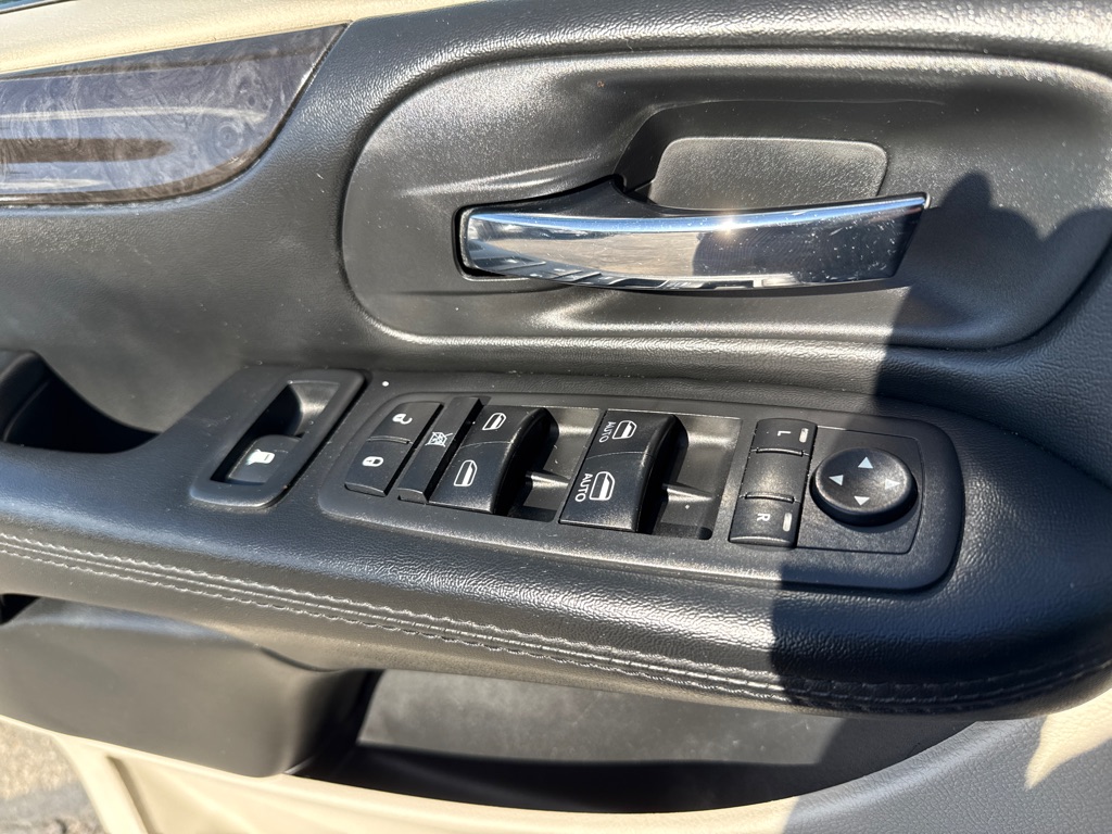 Photo 6 of this DODGE GRAND CARAVAN
