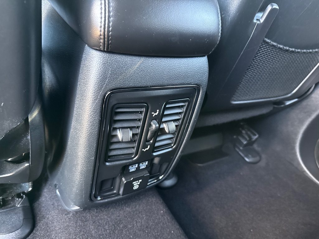 Photo 26 of this JEEP GRAND CHEROKEE