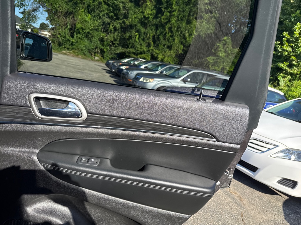 Photo 37 of this JEEP GRAND CHEROKEE