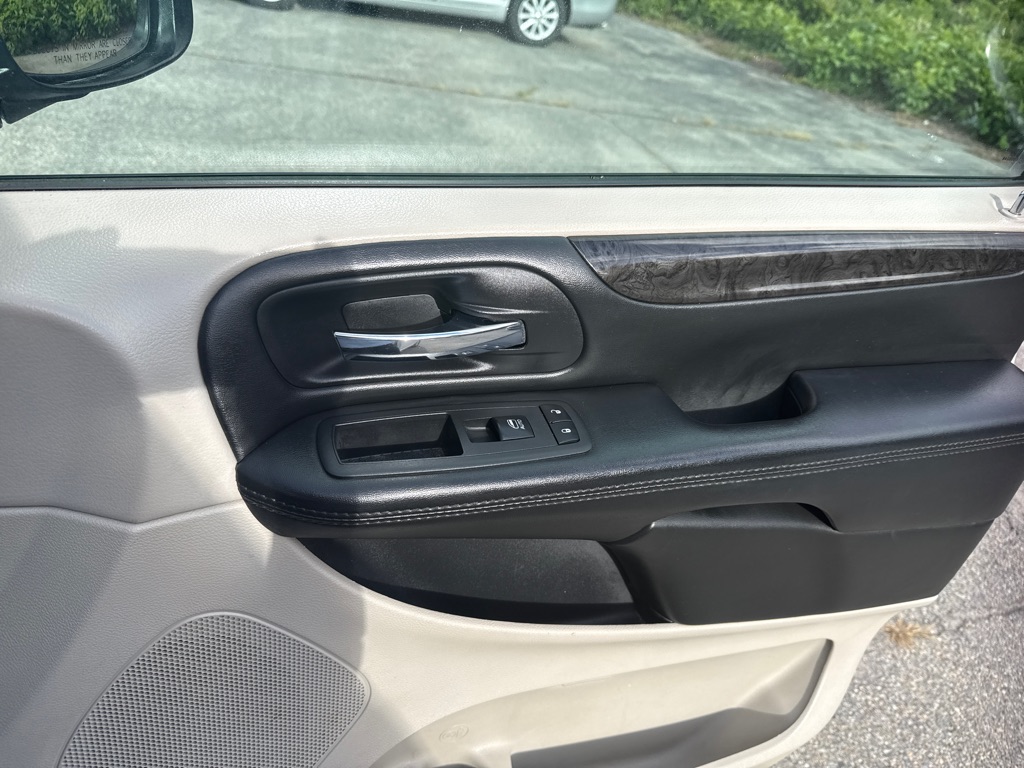 Photo 27 of this DODGE GRAND CARAVAN