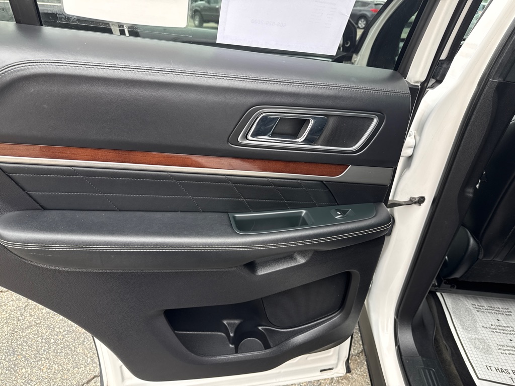 Photo 28 of this FORD EXPLORER
