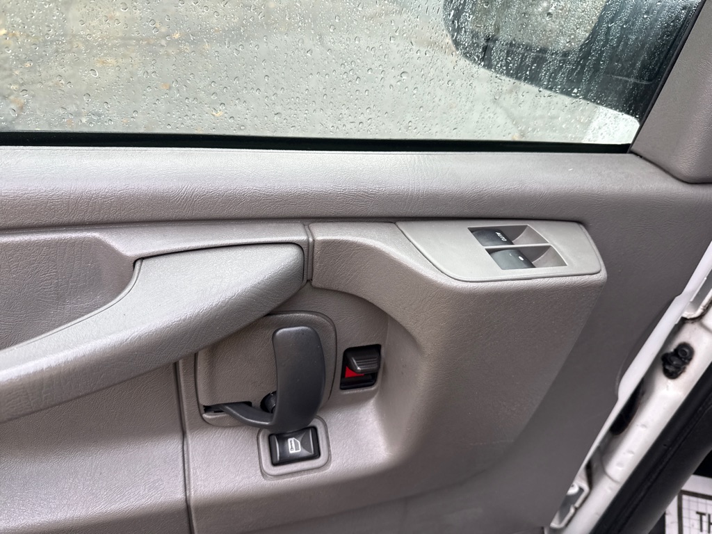 Photo 15 of this CHEVROLET EXPRESS G2500