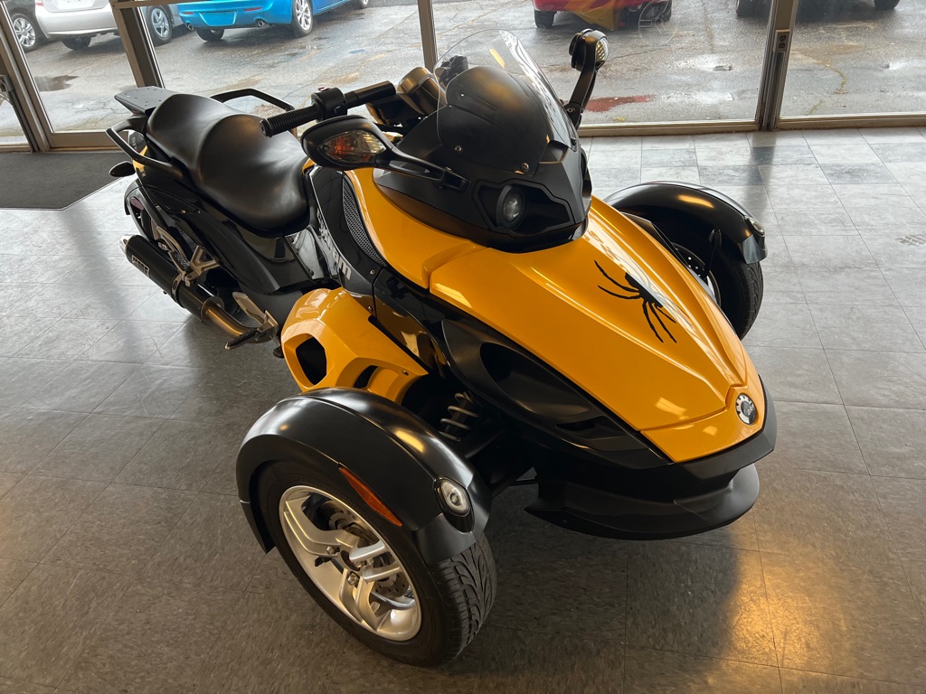 Photo 2 of this CAN AM SPYDER