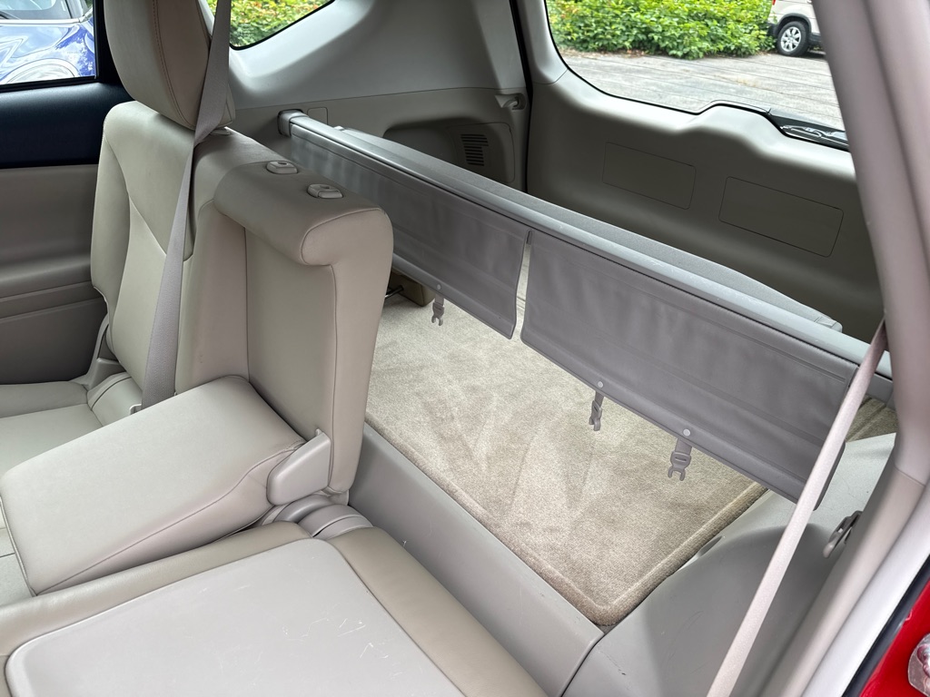 Photo 21 of this TOYOTA PRIUS V