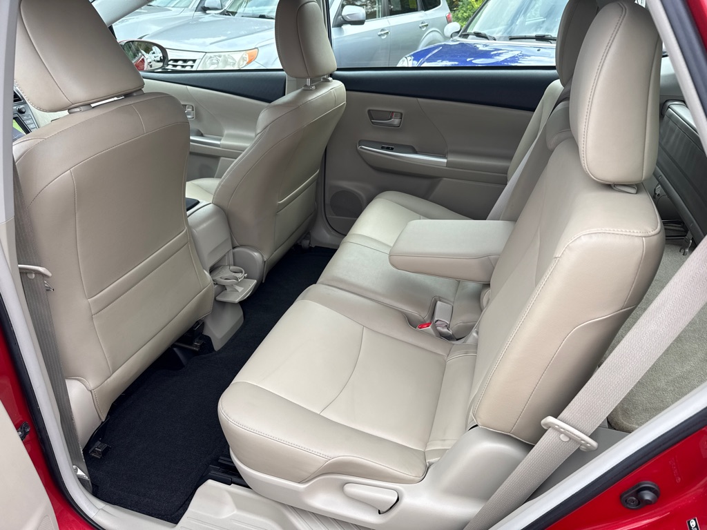Photo 19 of this TOYOTA PRIUS V