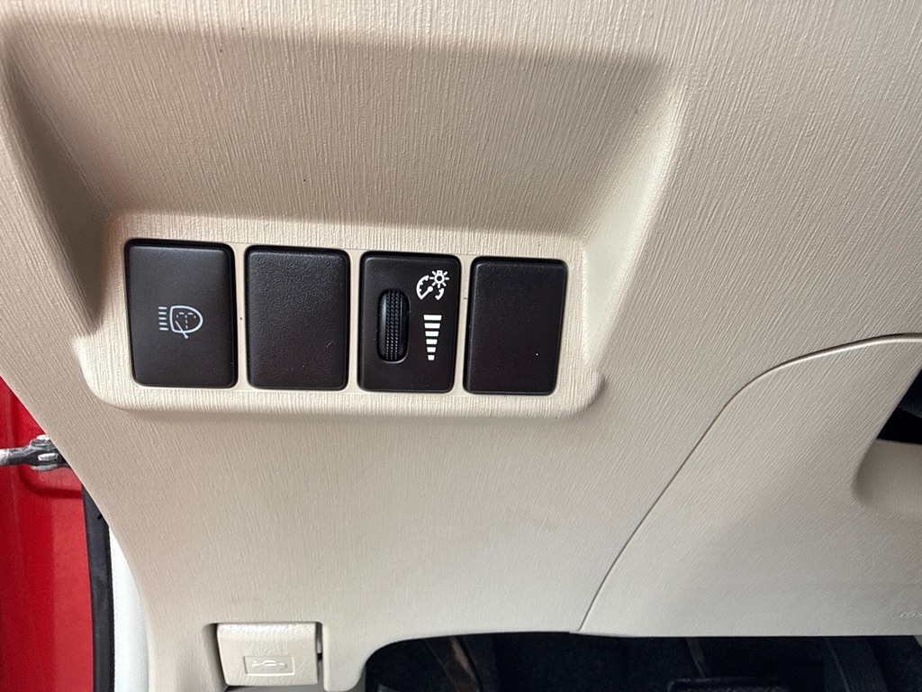 Photo 8 of this TOYOTA PRIUS V
