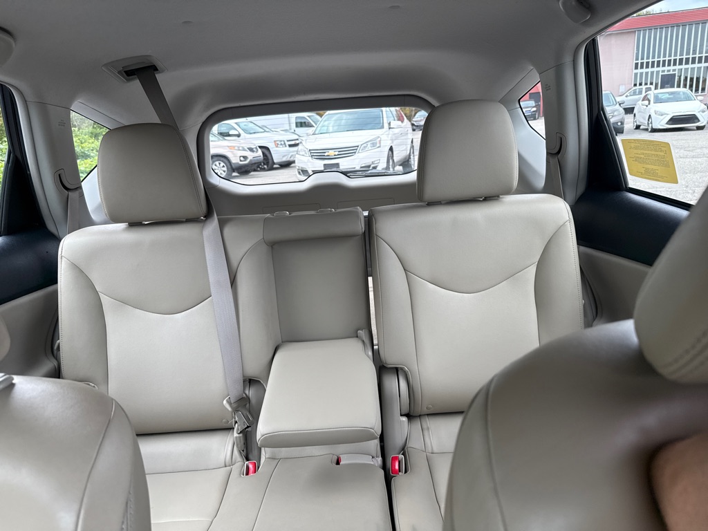 Photo 18 of this TOYOTA PRIUS V