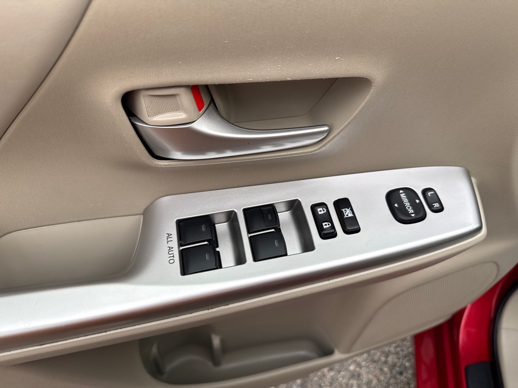 Photo 6 of this TOYOTA PRIUS V