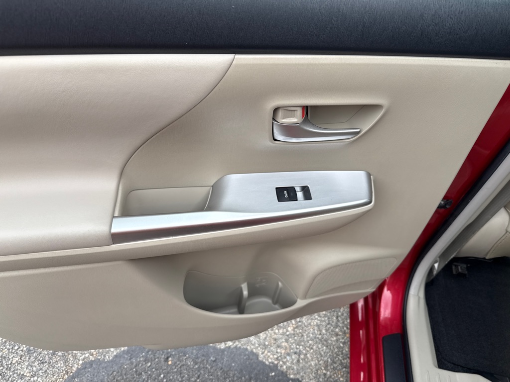 Photo 20 of this TOYOTA PRIUS V