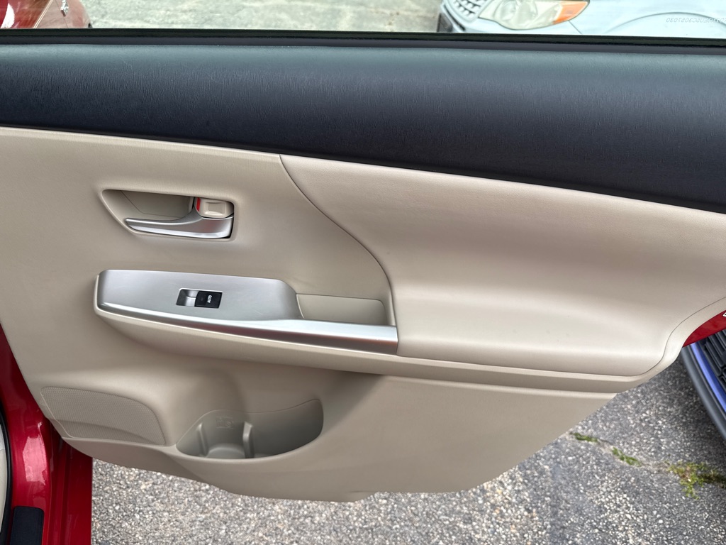 Photo 25 of this TOYOTA PRIUS V