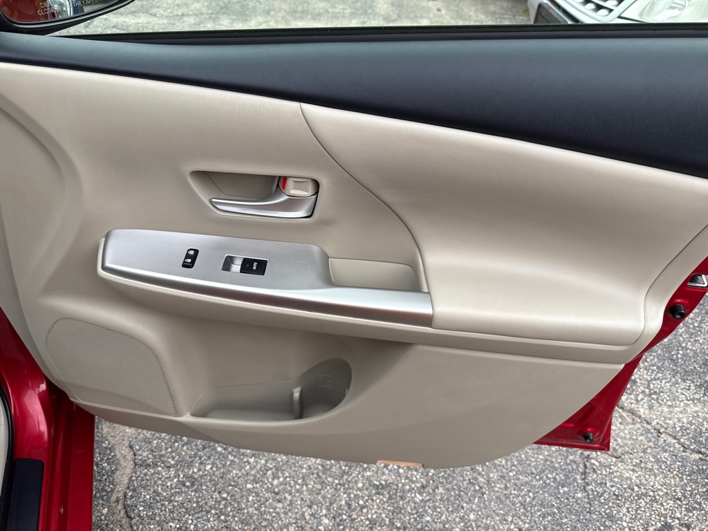 Photo 27 of this TOYOTA PRIUS V