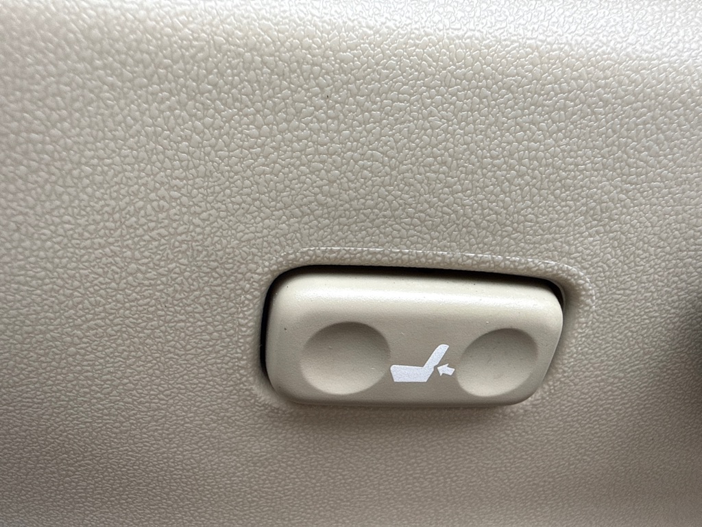 Photo 7 of this TOYOTA PRIUS V