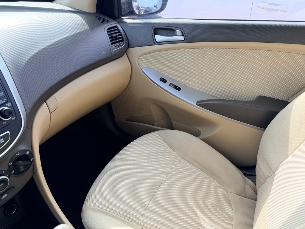 Photo 10 of this HYUNDAI ACCENT