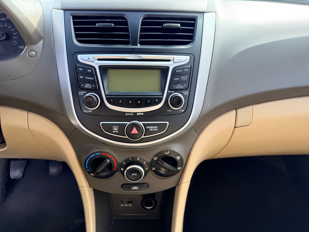 Photo 8 of this HYUNDAI ACCENT