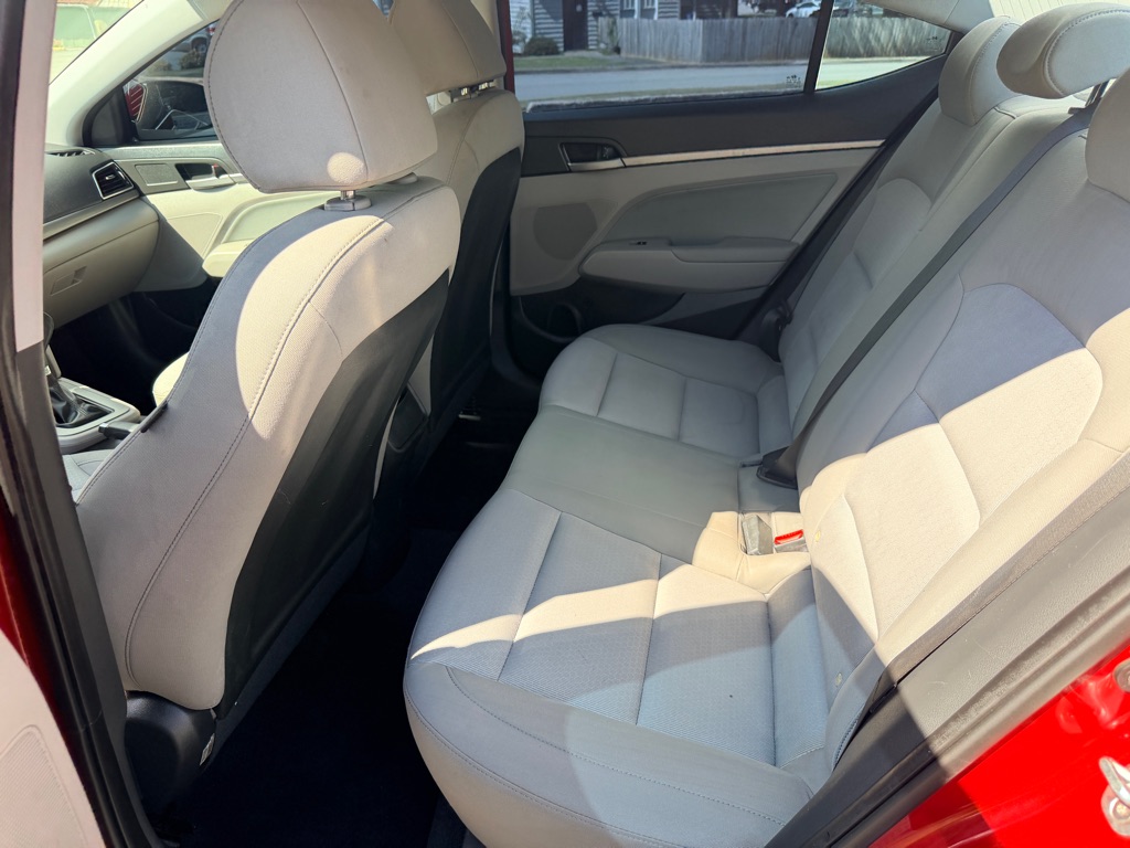 Photo 11 of this HYUNDAI ELANTRA