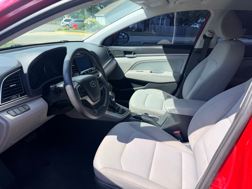 Photo 12 of this HYUNDAI ELANTRA