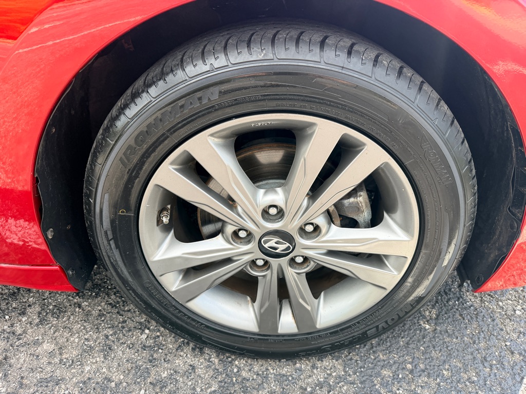 Photo 9 of this HYUNDAI ELANTRA