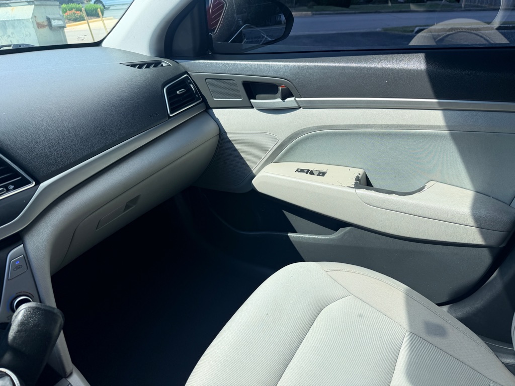 Photo 16 of this HYUNDAI ELANTRA