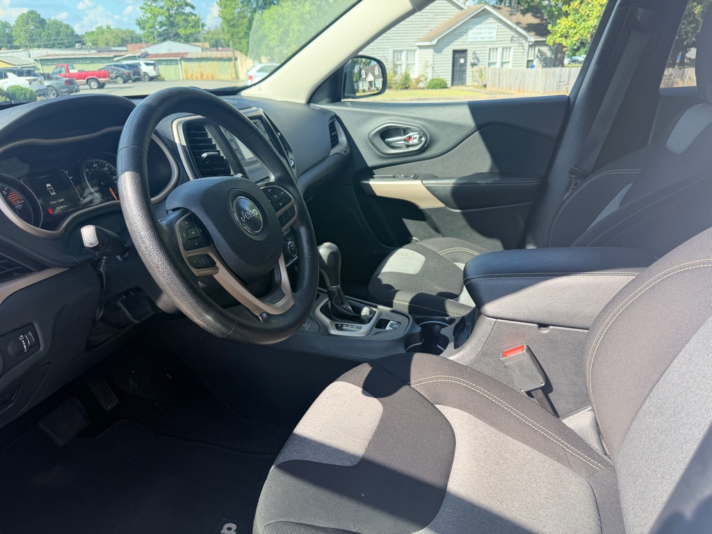 Photo 13 of this JEEP CHEROKEE