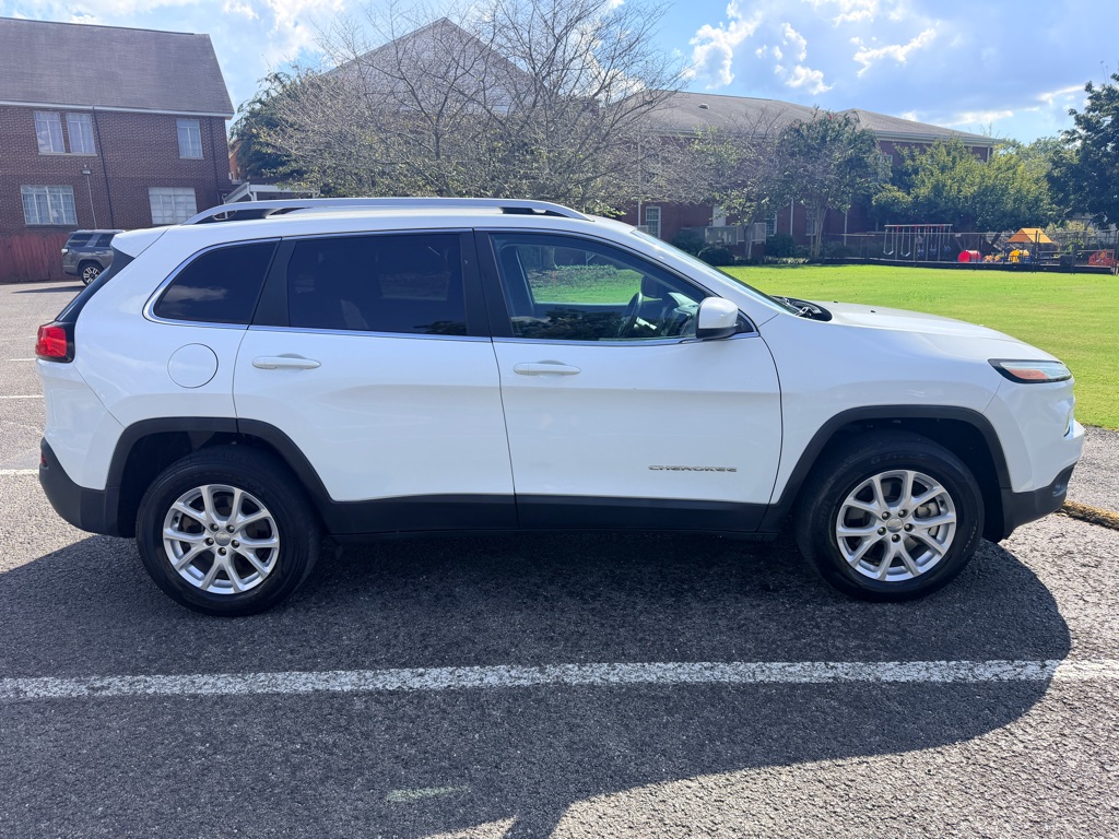 Photo 8 of this JEEP CHEROKEE
