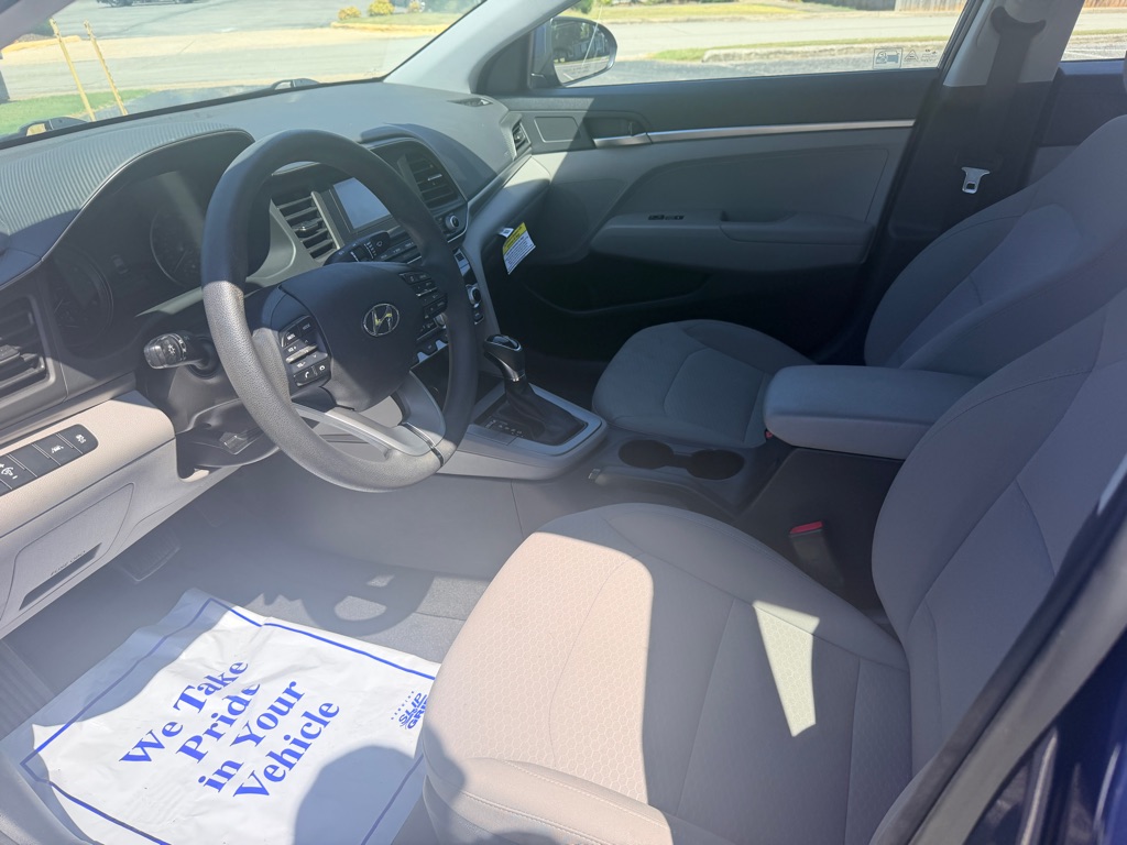 Photo 13 of this HYUNDAI ELANTRA
