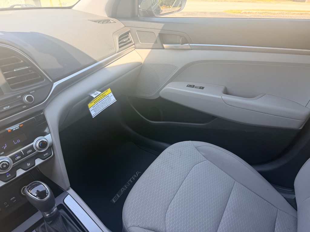 Photo 17 of this HYUNDAI ELANTRA