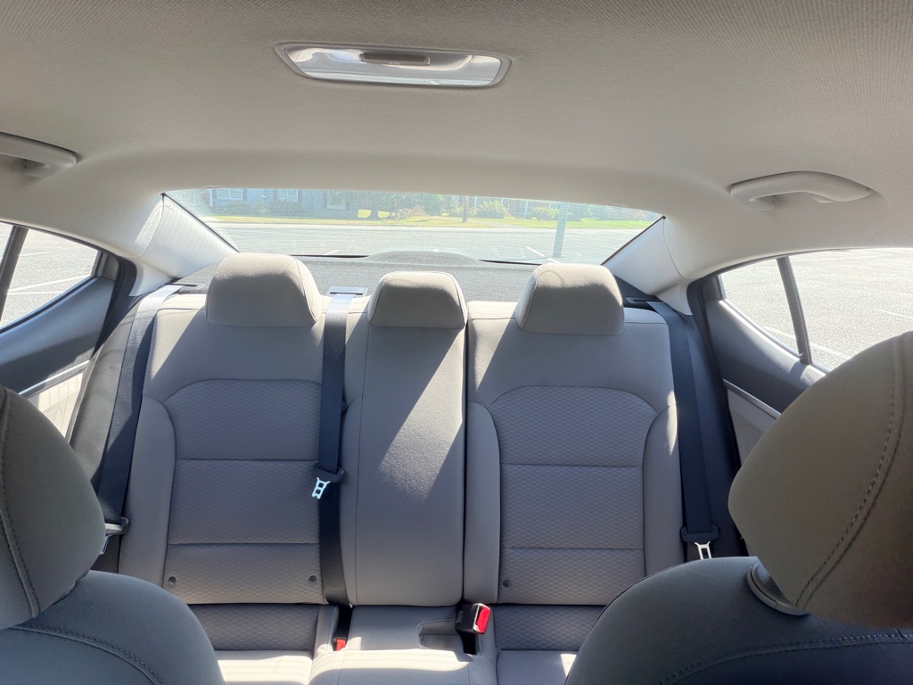 Photo 16 of this HYUNDAI ELANTRA