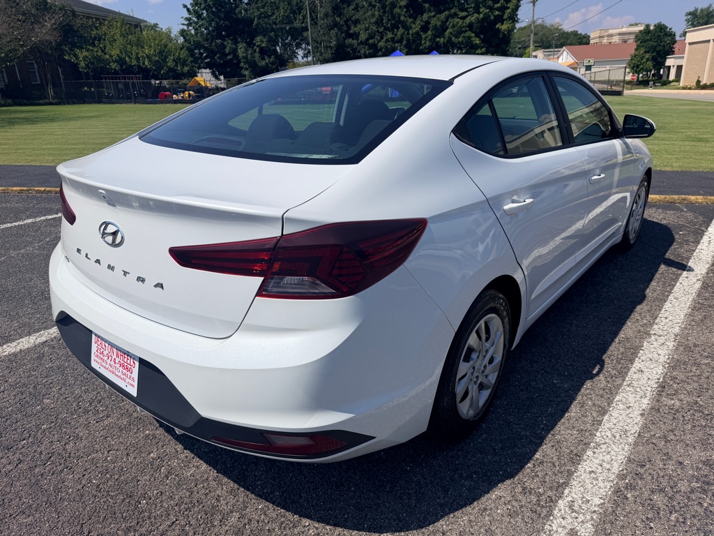 Photo 7 of this HYUNDAI ELANTRA